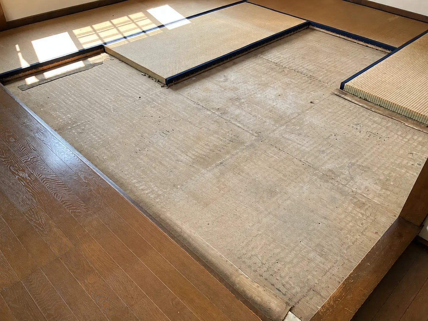 施工中：畳を撤去し下地が見えた状態